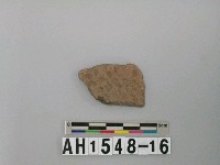 藏品(淺褐色夾砂陶片)的圖片